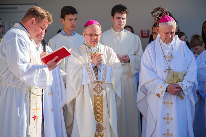 Blagoslov novoizgrađenog pastoralnog centra i župnog doma uz crkvu Dobroga Pastira u Varaždinu